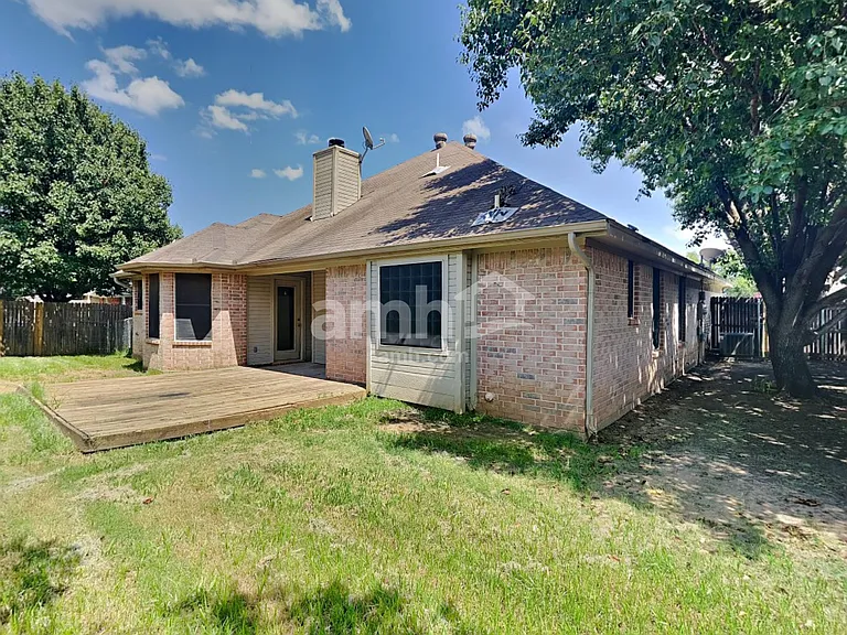 605 Arbor Ln — Photo 16