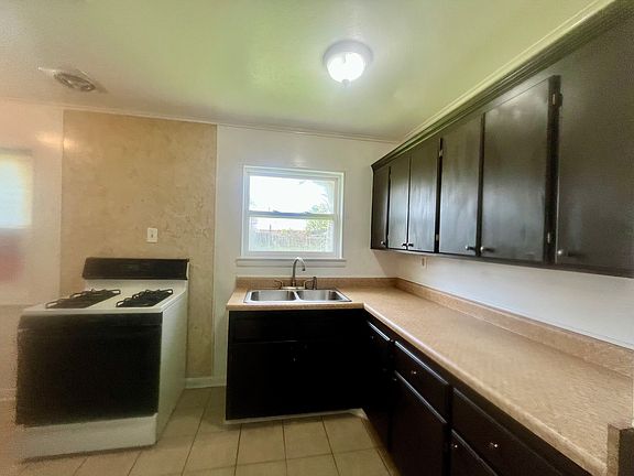 4th image of 240 Azalea Dr