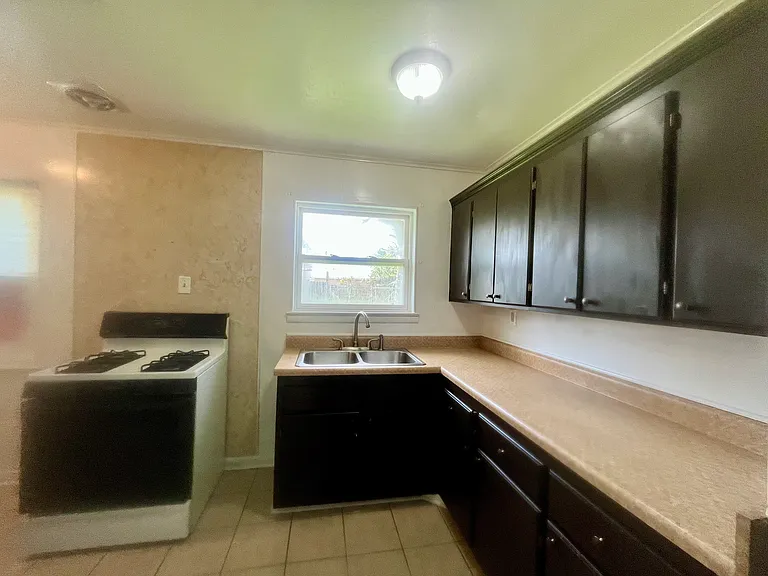 240 Azalea Dr — Photo 4