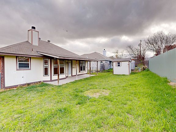 4th image of 2706 Hemlock Dr