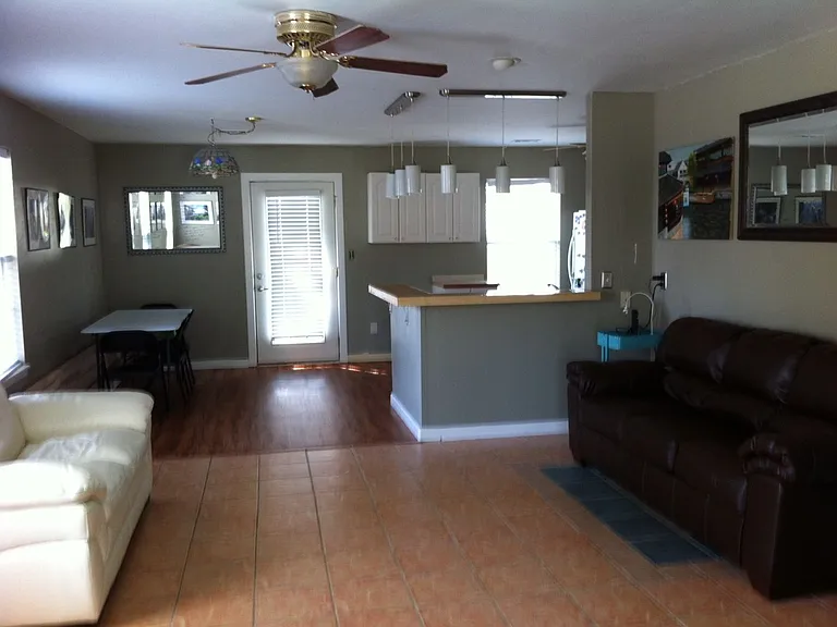 4033 N Cambray Dr — Photo 2