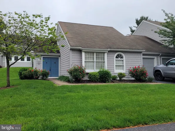 277 Crescent Dr, Hershey, PA 17033