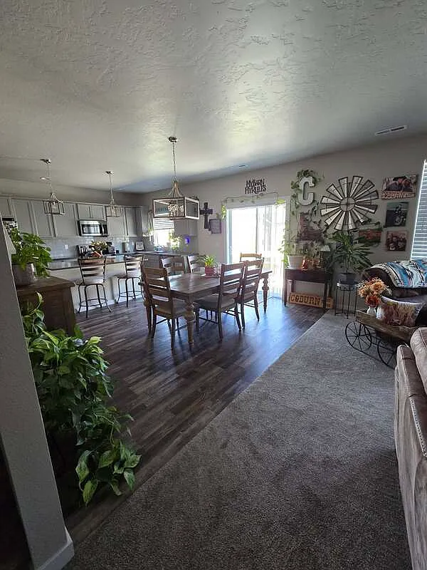 4 bed, 2.5 bath, 2697 sqft, $2,795 — Photo 4