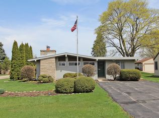 300 N Prairie Ln, Lake Zurich, IL 60047