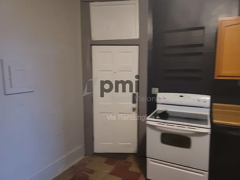 601 Monroe Ave #8 — Photo 4