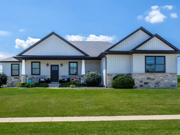 920 Muirfield Cir, Eldridge, IA 52748