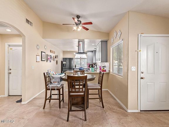 Dining area adjacent to newly remodeled kitchen (Photos from listing of previous owner)