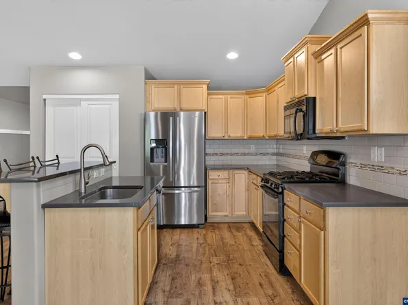 548 Adam St NW