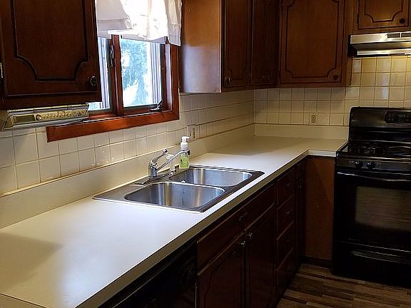 Kitchen w/ dishwasher