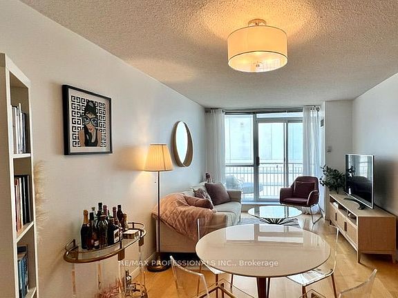 2nd image of 18 Stafford St #607