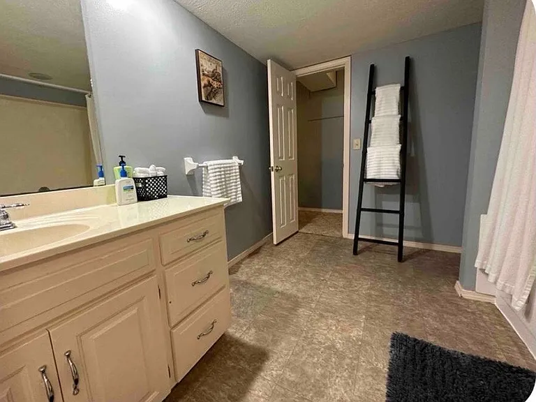 812 W Raynell St — Photo 3