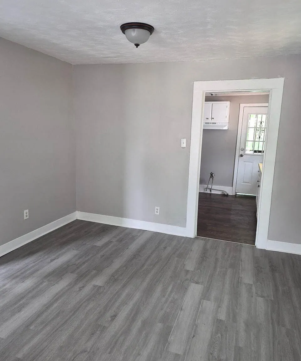 4 bed, 1.0 bath, 911 sqft, $1,350 — Photo 4