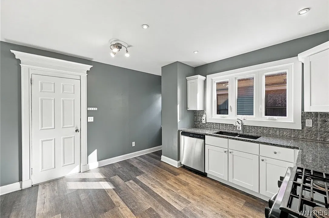 3 bed, 1.0 bath, 1600 sqft, $2,200 — Photo 4