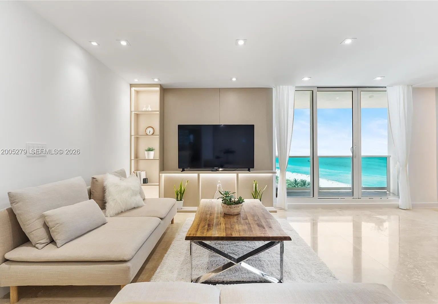 Roney Palace Condo — Photo 3