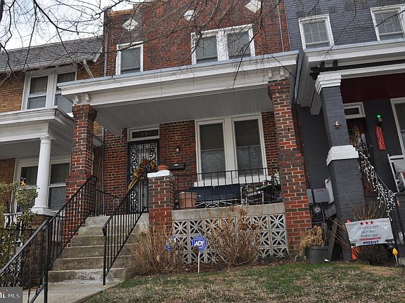 2nd image of 631 Girard St NE