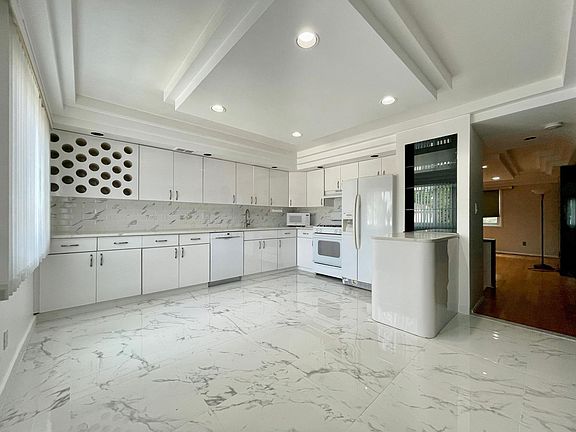 5th image of 105 Giffords Ln