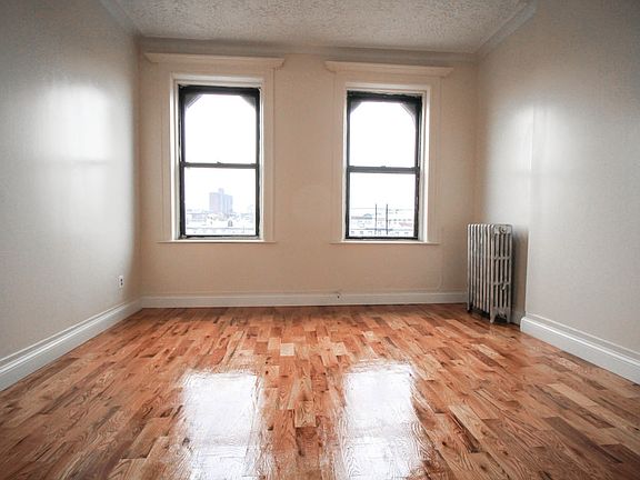 4th image of 457 Chauncey St APT 4L