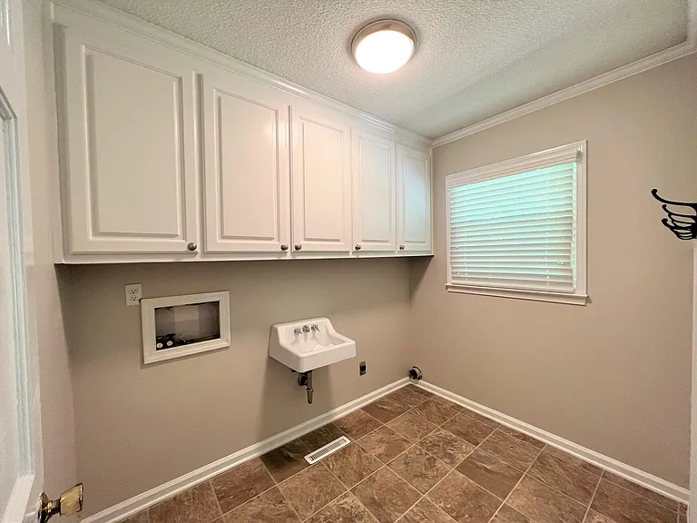 928 Brentwood Dr — Photo 7
