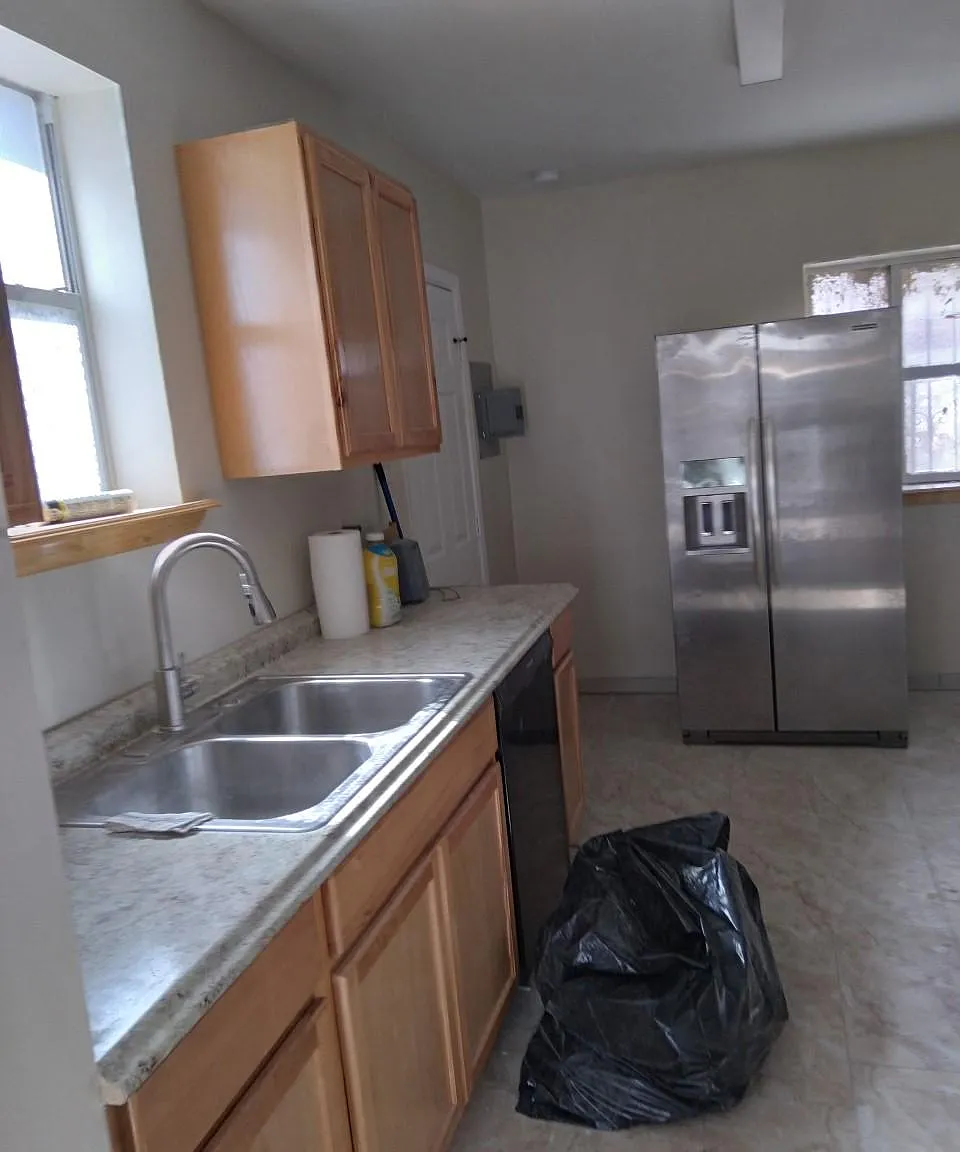 3 bed, 850 sqft, $1,050 — Photo 2