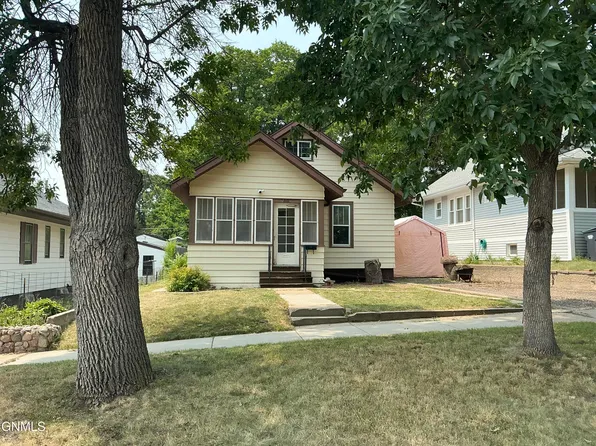 205 11th Ave NW, Mandan, ND 58554