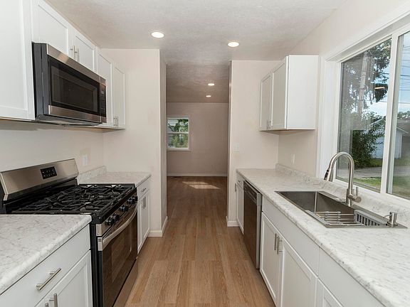 2nd image of 111 Campbell St