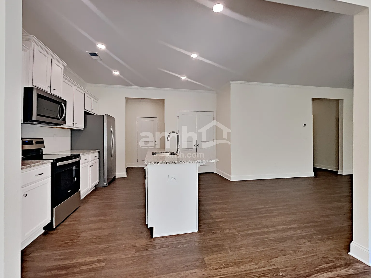 4 bed, 2.5 bath, 2090 sqft, $2,550 — Photo 4