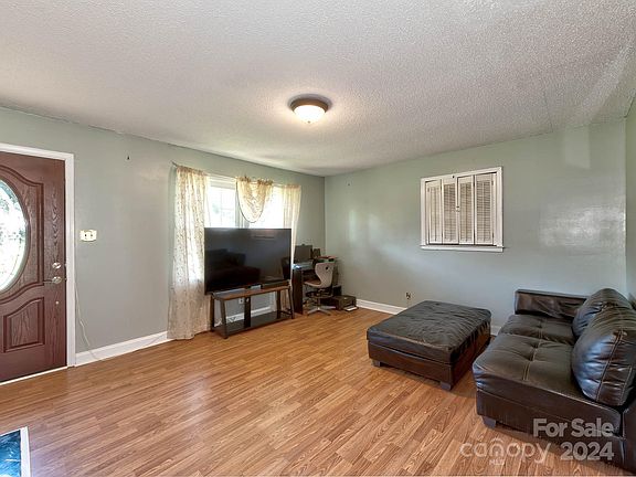 3rd image of 2075 Marett Blvd
