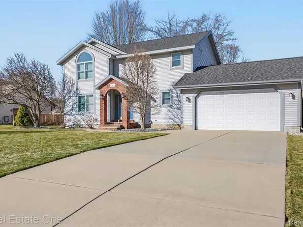 5115 Ossad Dr, Norton Shores, MI 49441