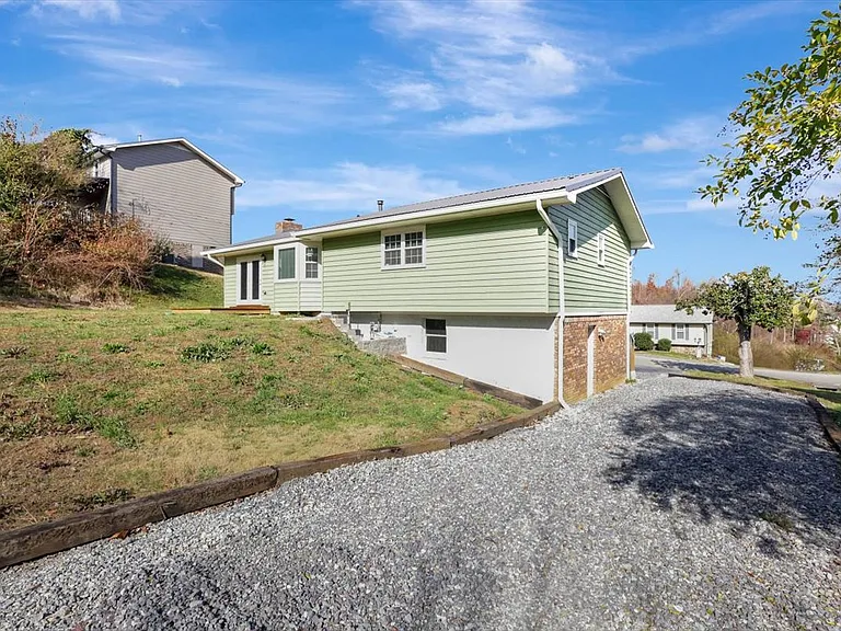 8102 Gladys Ln — Photo 27