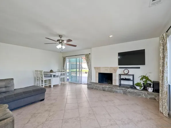 725 W College St, Fallbrook, CA 92028