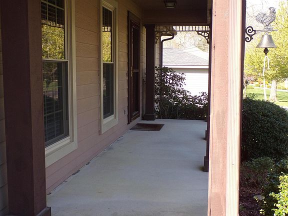 3rd image of 132 Pomeroy Dr