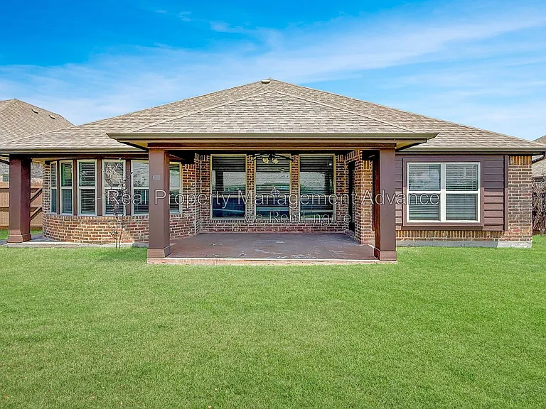 235 Burnett Dr — Photo 2