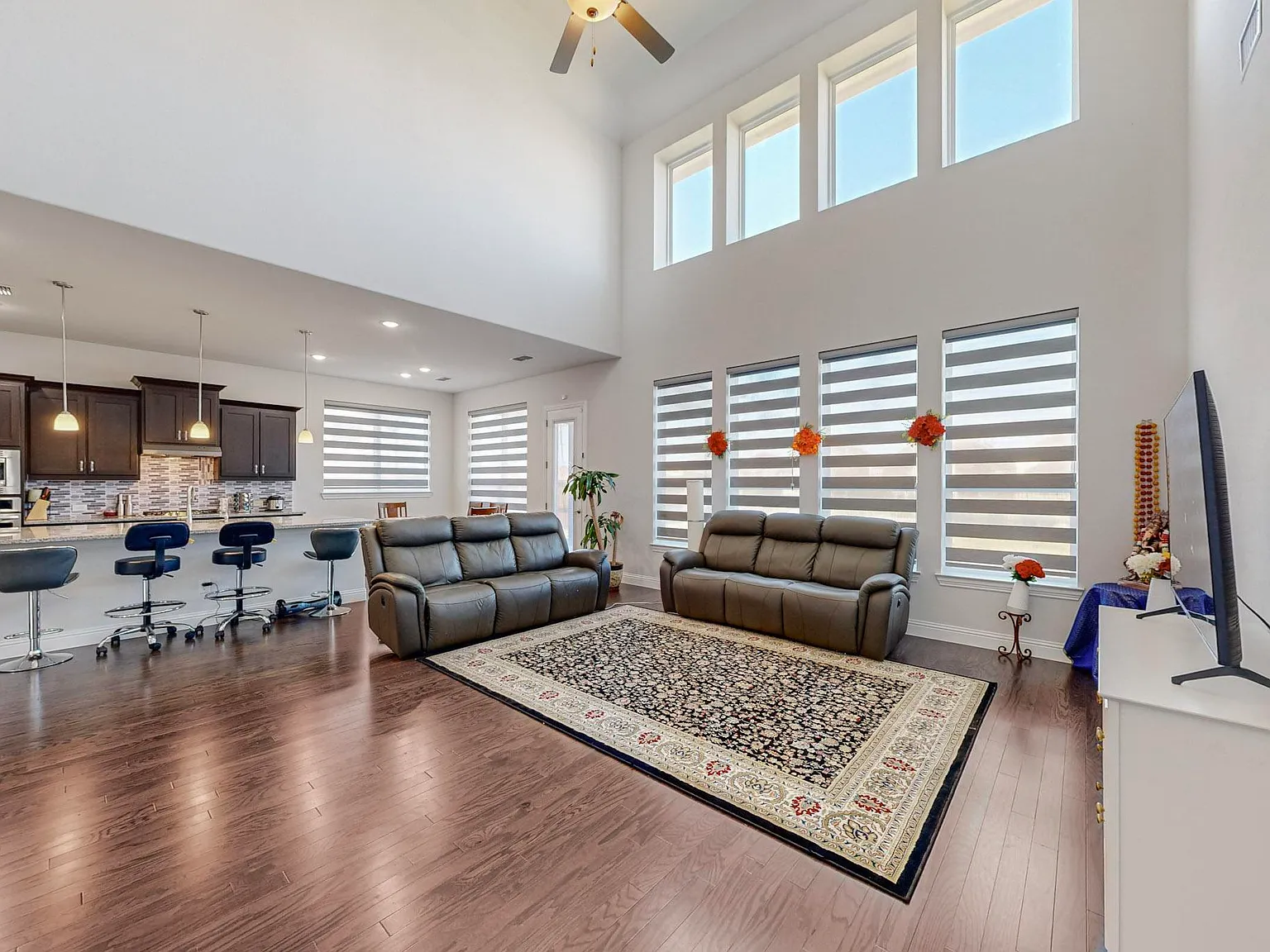 5 bed, 3800 sqft, $3,499 — Photo 3
