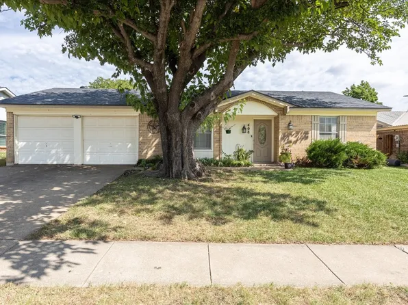 408 Normandy Ln, Saginaw, TX 76179