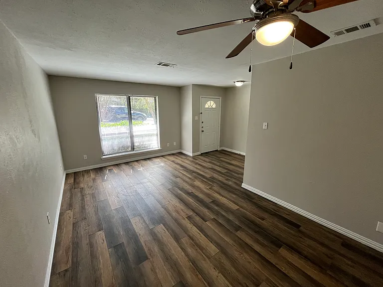 1506 Parkside Dr — Photo 6