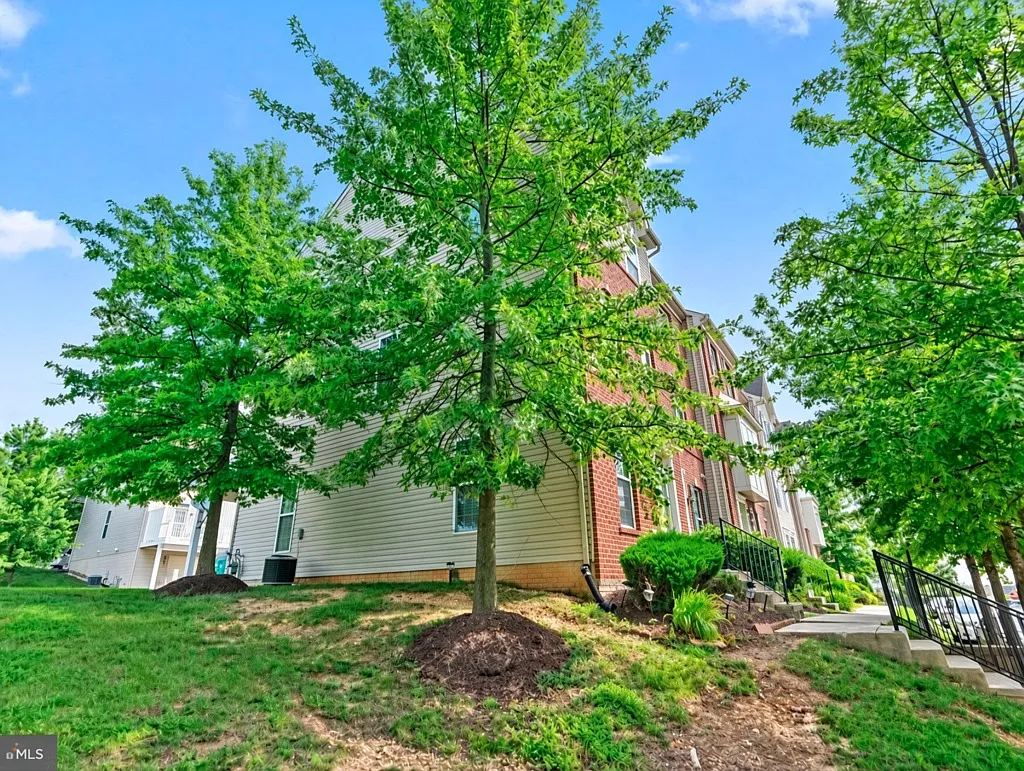 3BR Single-Family Home with Garage, Central A/C & In-Unit Laundry — Photo 3