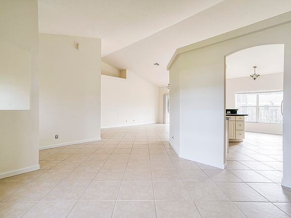 4th image of 514 NW Azalea Avenue