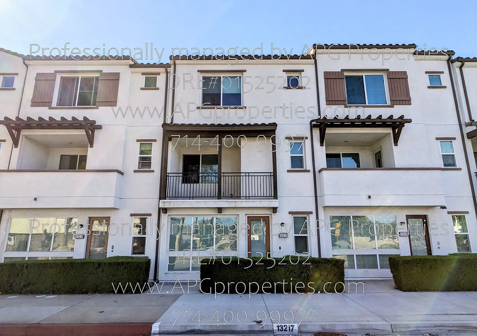Modern 3 bedroom / 4 bathroom Tri level Townhome with 2 car garage and EV charger — Photo 1