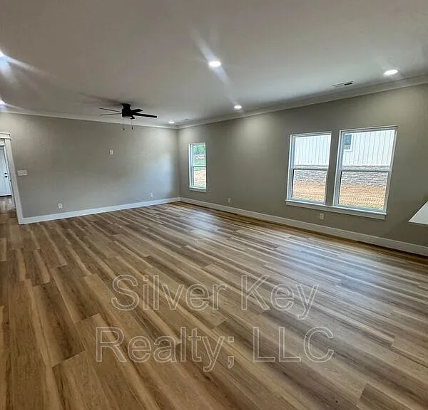 924 Stratford Ave — Photo 6