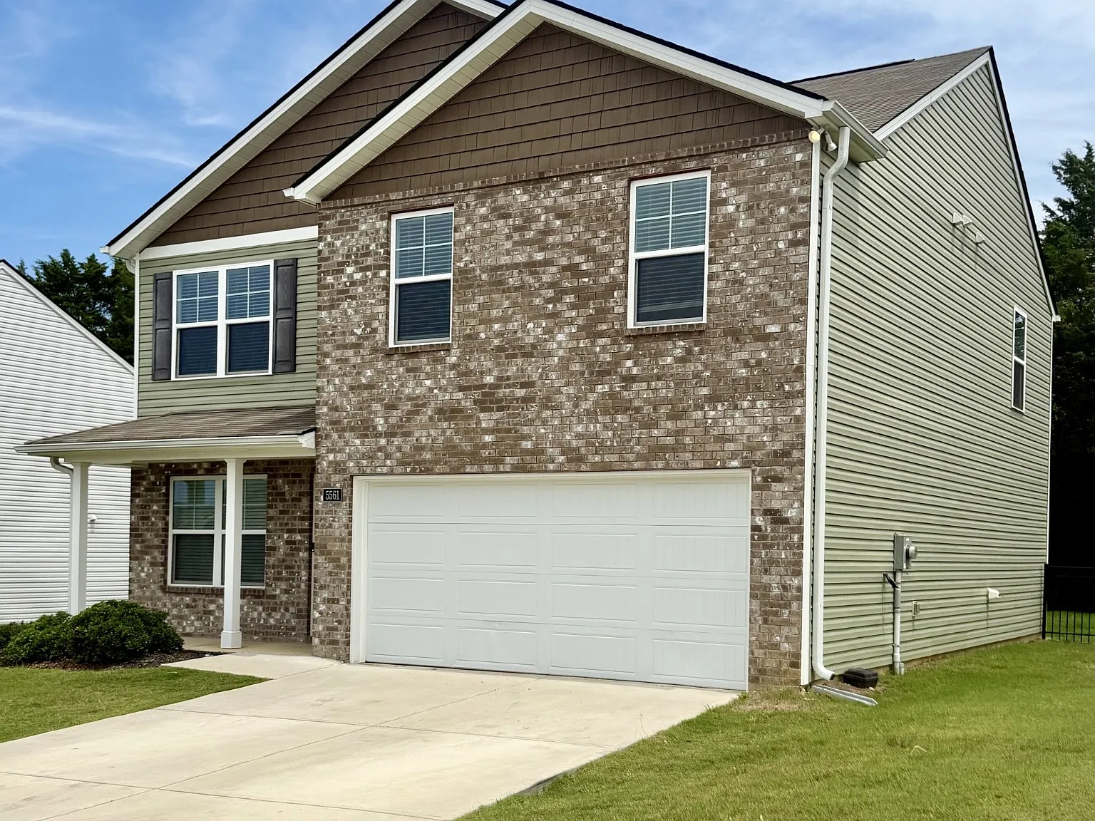 4 bed, 2.5 bath, 1900 sqft, $2,149 — Photo 2