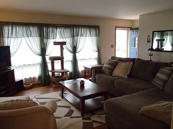 3rd image of 327 Pinoak Dr