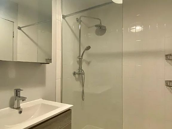 3rd image of 5051 N Kenmore Ave APT 401