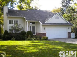 2877 Voorheis Rd, Waterford, MI 48328