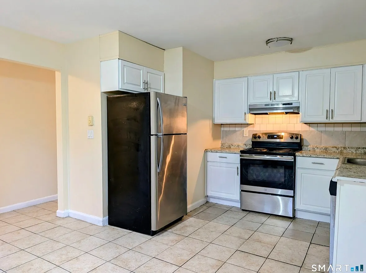 3 bed, 1.5 bath, 1220 sqft, $2,700 — Photo 3