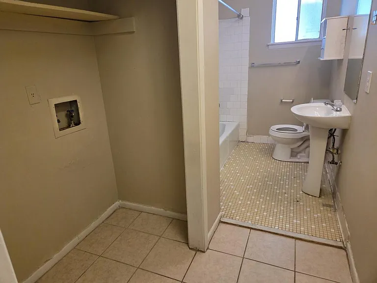 897 Six Oaks Cir — Photo 4