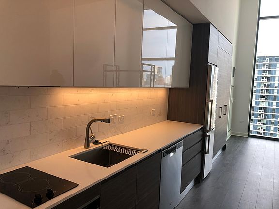 3rd image of 222 W Hubbard St #905