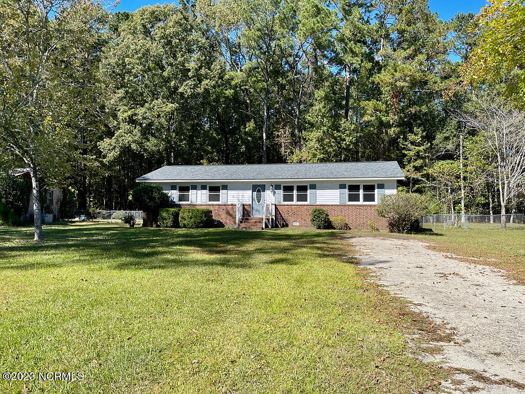 3 bed, 1.5 bath, 1350 sqft, $1,700 — Photo 4