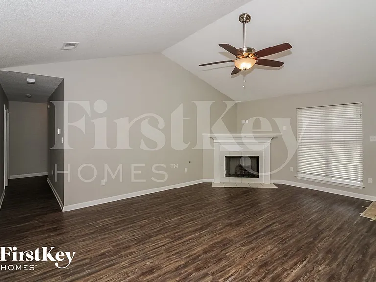 1836 Roy Dr — Photo 3