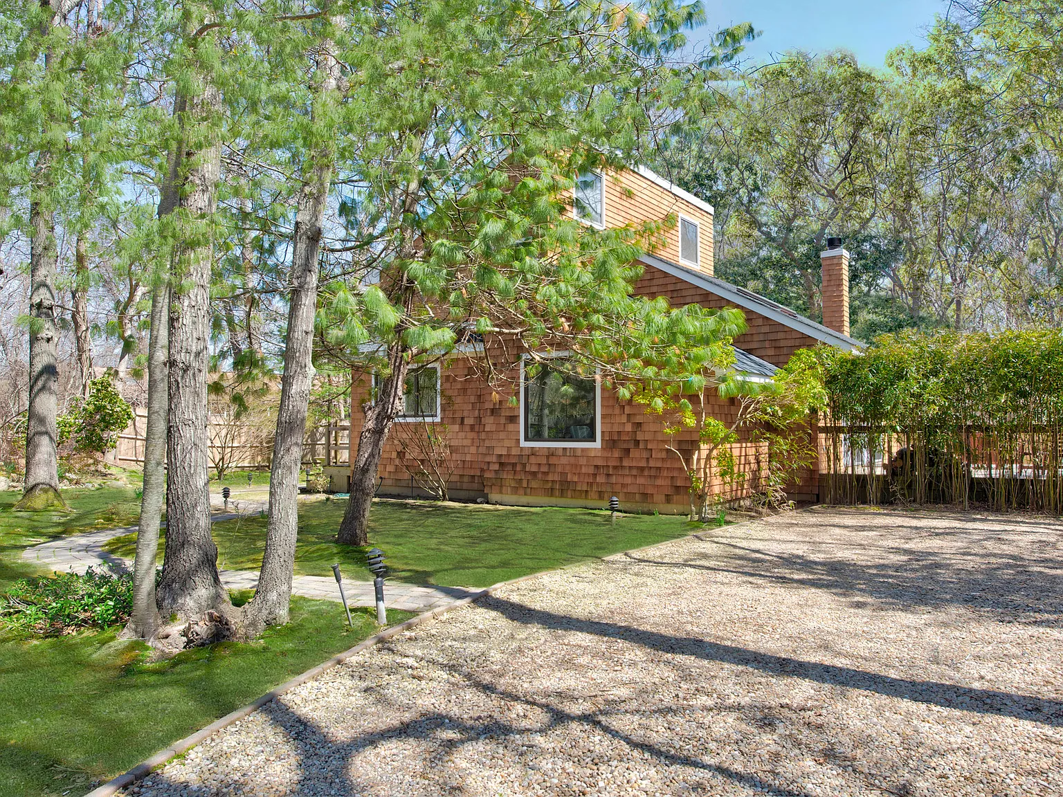 Chic Beach Escape on a Quiet Street near Bay Beaches — Photo 4