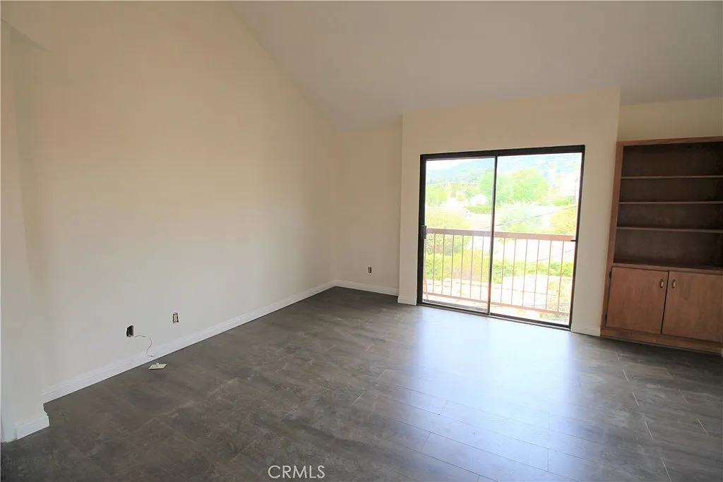 Building Photo - 415 W Stocker St #307